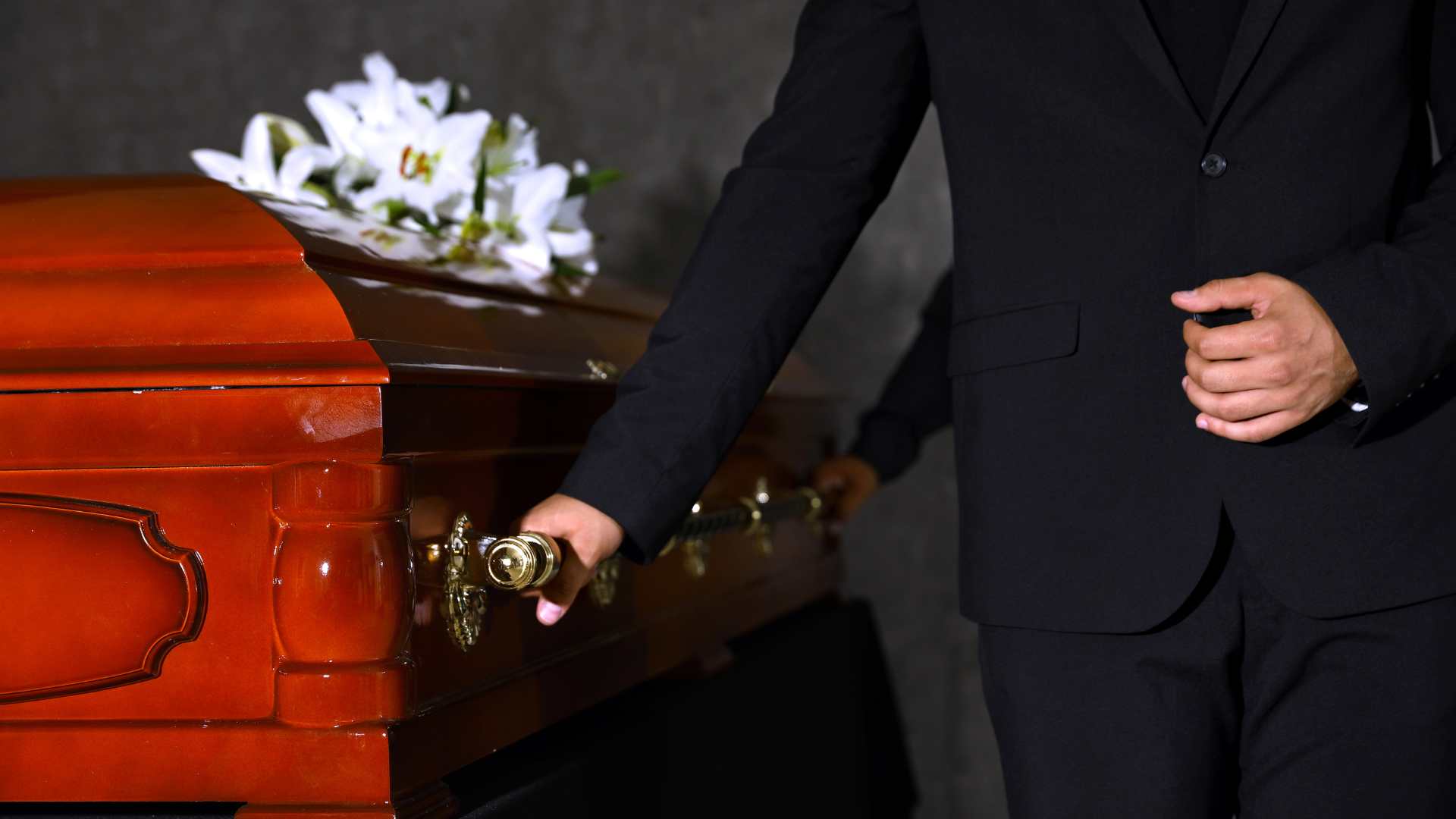 zdjęcie osoby niosącej trumnę Zakład pogrzebowy Czech Mirosław