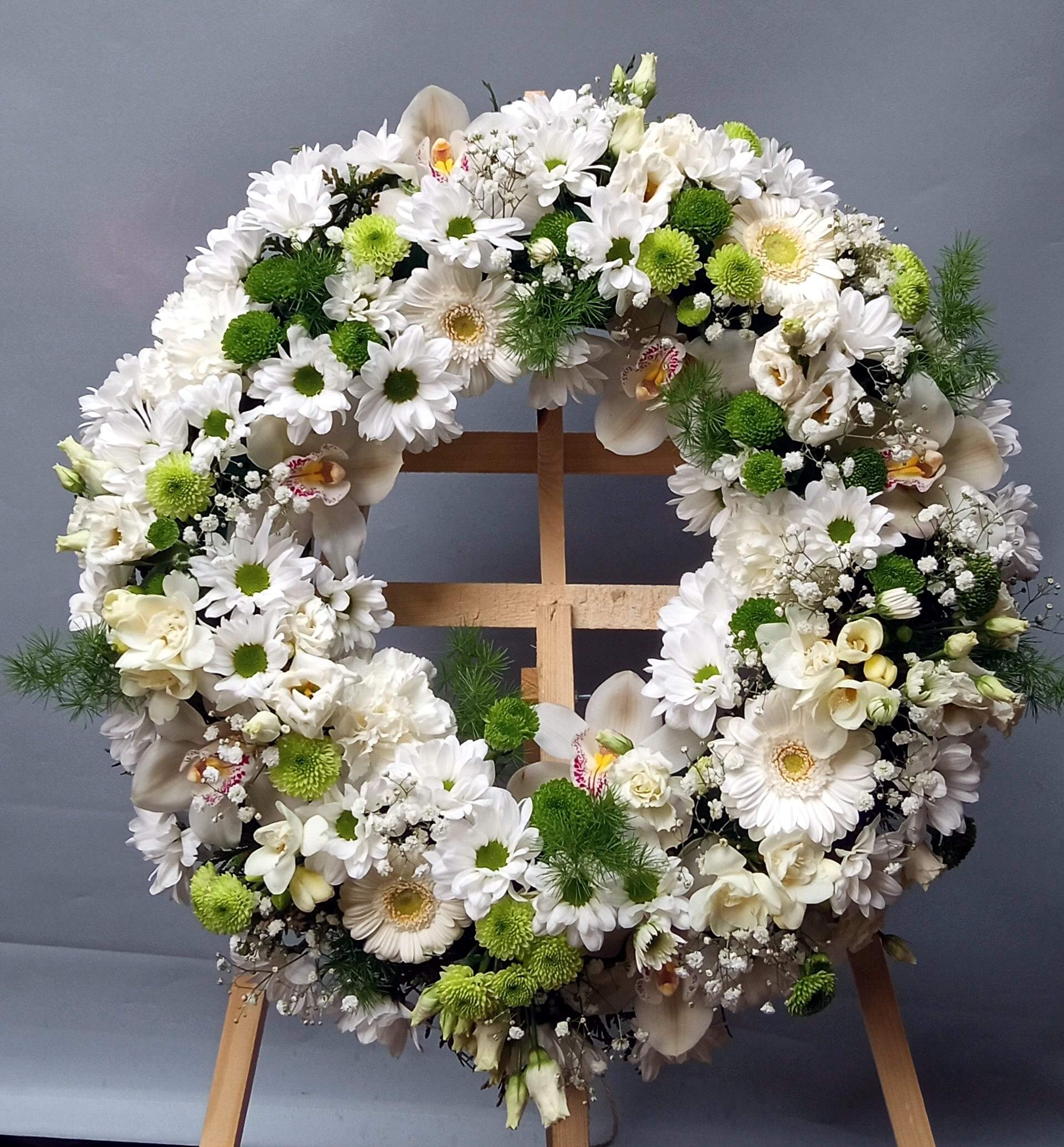 wieniec na pogrzeb białe kwiaty zakład pogrzebowy czech mirosław