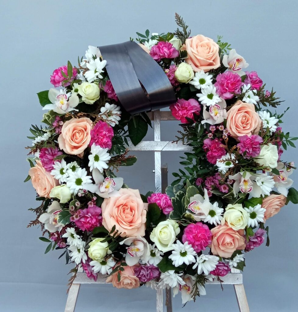 wieniec na pogrzeb w kolorze brzoskwiniowo-różowym