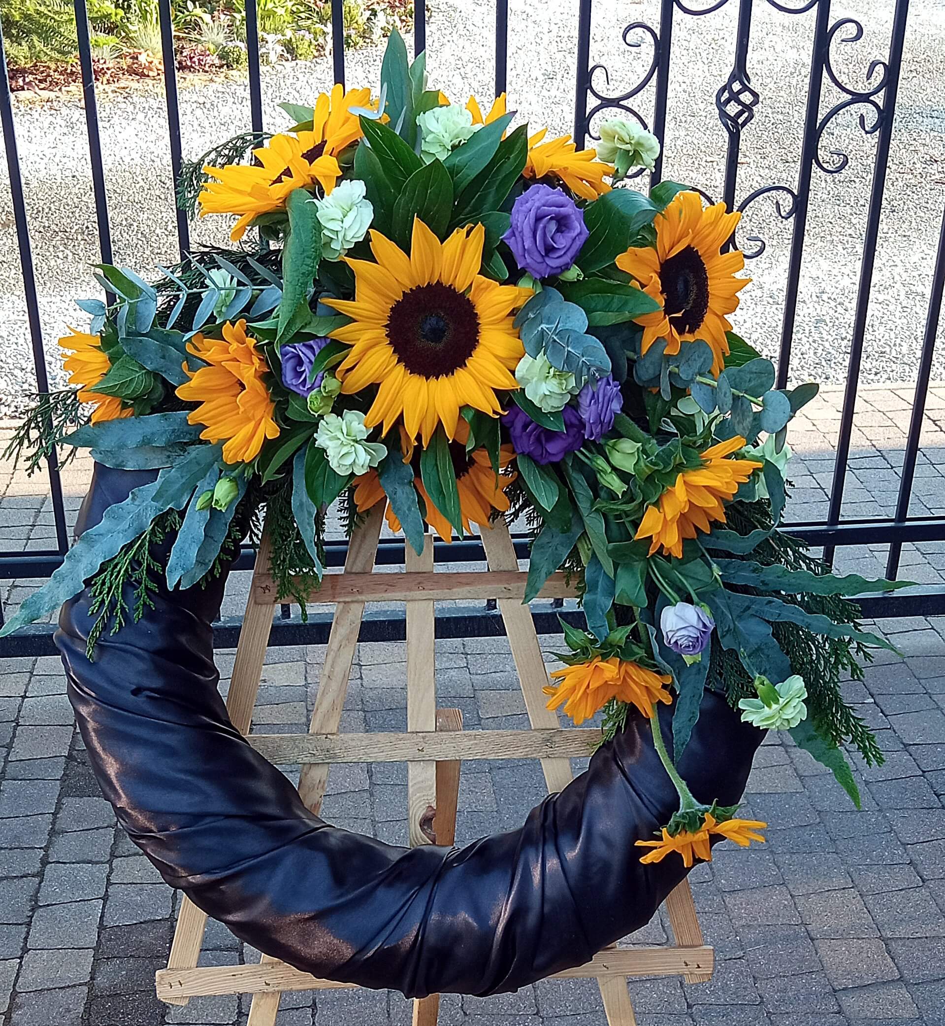 wieniec z broszą kwiatową