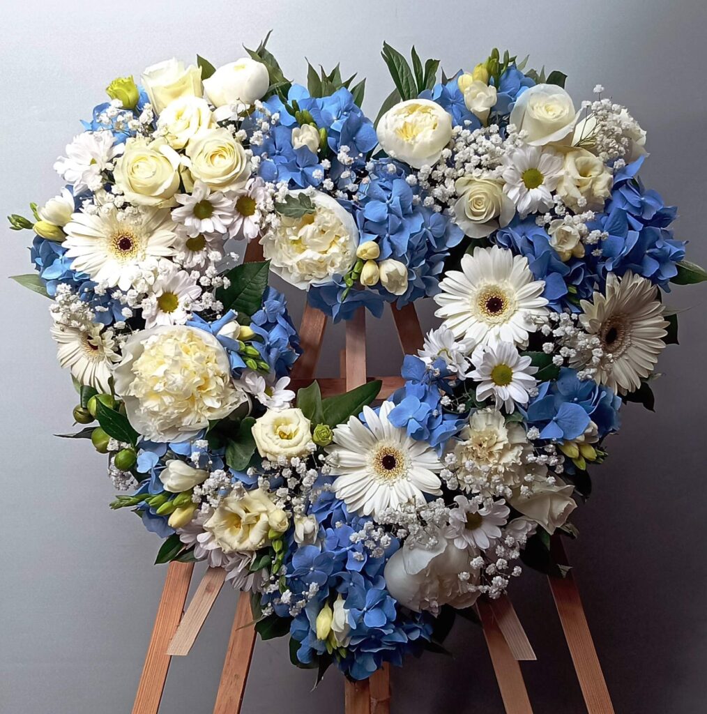 wieniec w kształcie serca białoniebieski