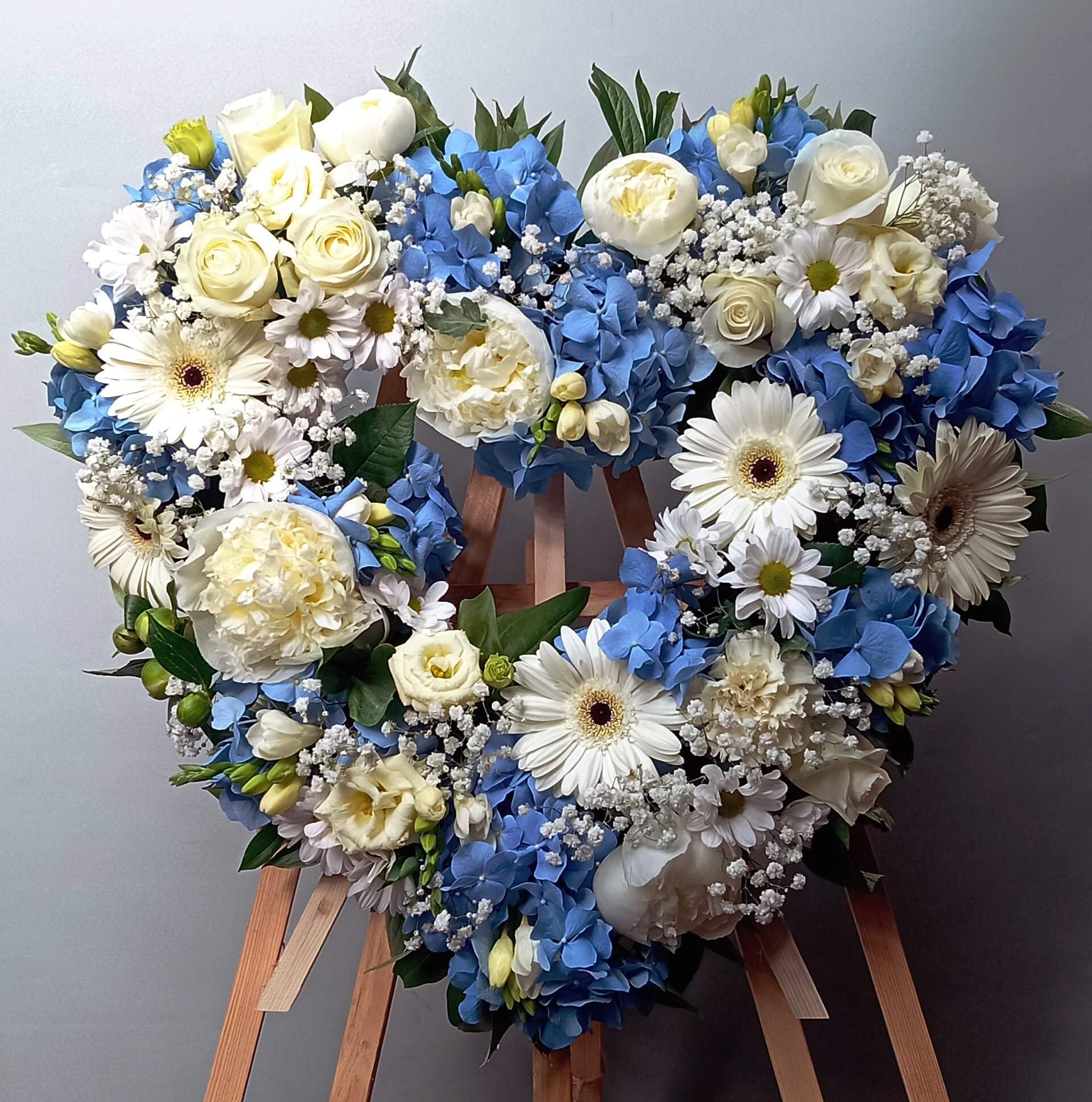 wieniec w kształcie serca białoniebieski