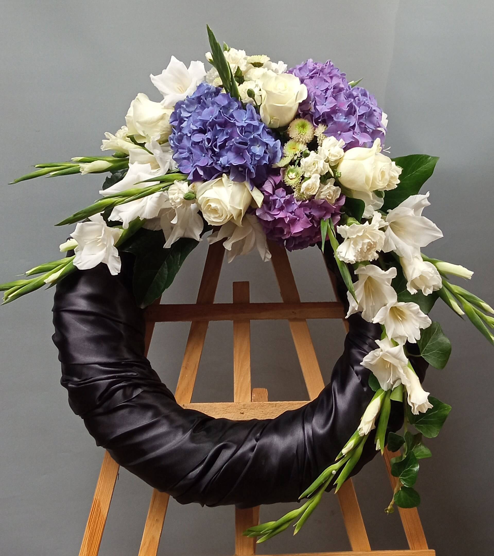 wieniec z broszą kwiatową kolor białofioletowy