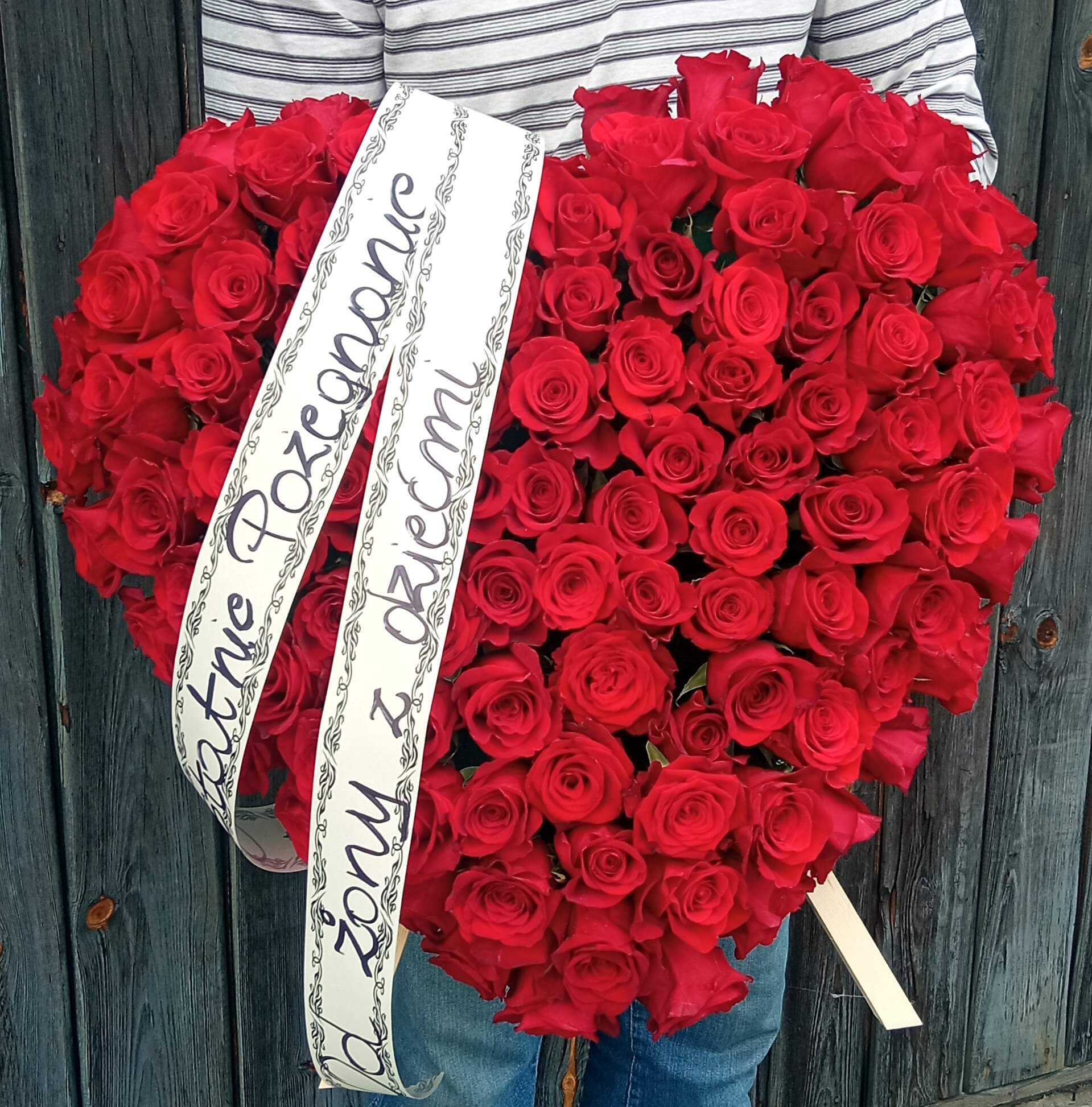 pełny wieniec w kształcie serca kolor czerwony