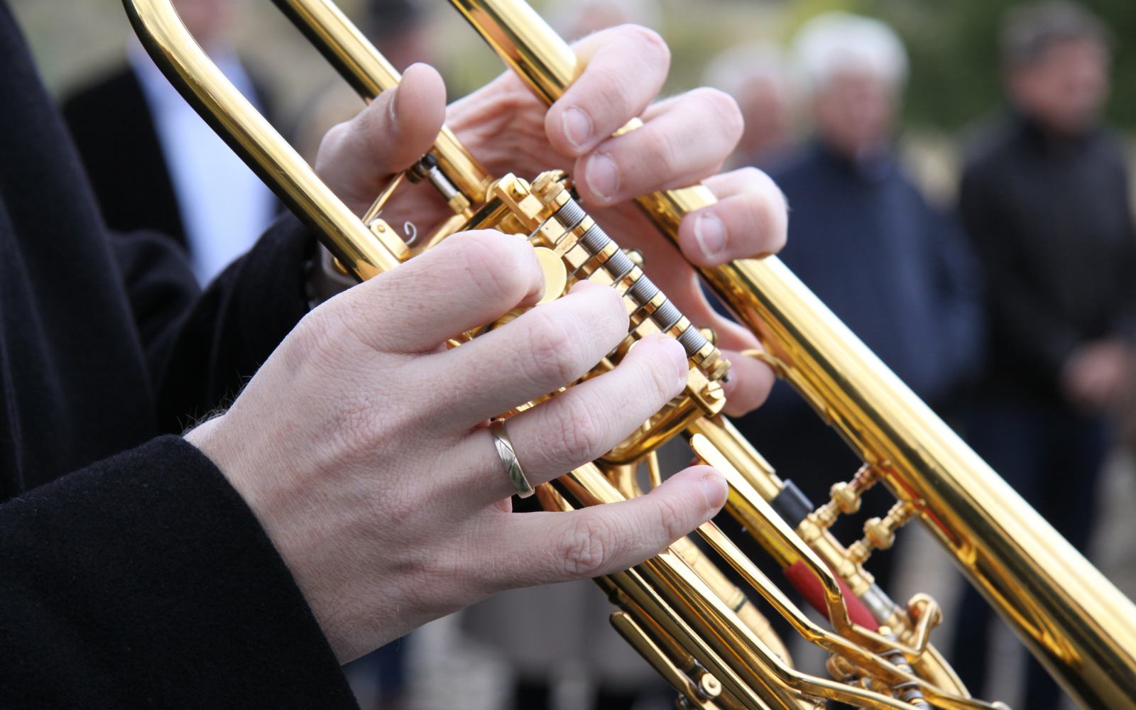 oprawa muzyczna pogrzeb, trębacz, ceremonia pogrzebowa, muzyka żałobna, ostatnie pożegnanie