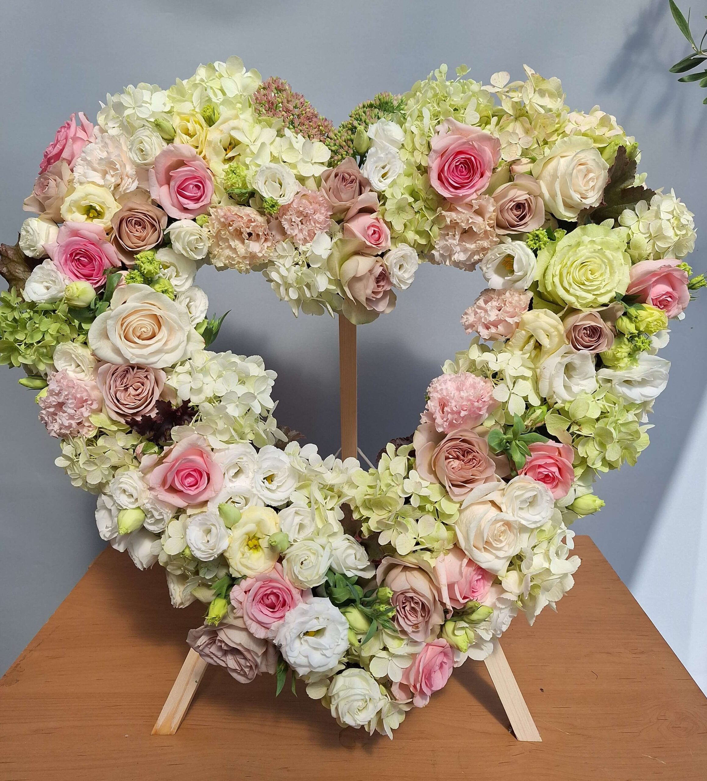wieniec w kształcie serca w kolorach pastelowych róż-biel-zieleń