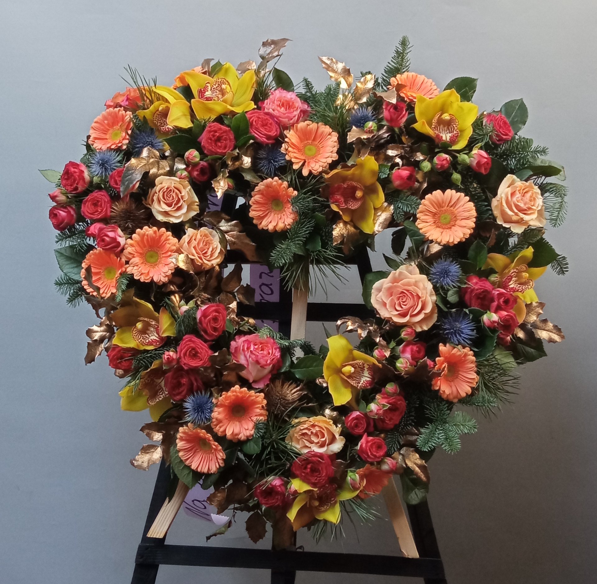 wieniec w kształcie serca w kolorze brzoskwiniowym z złotem