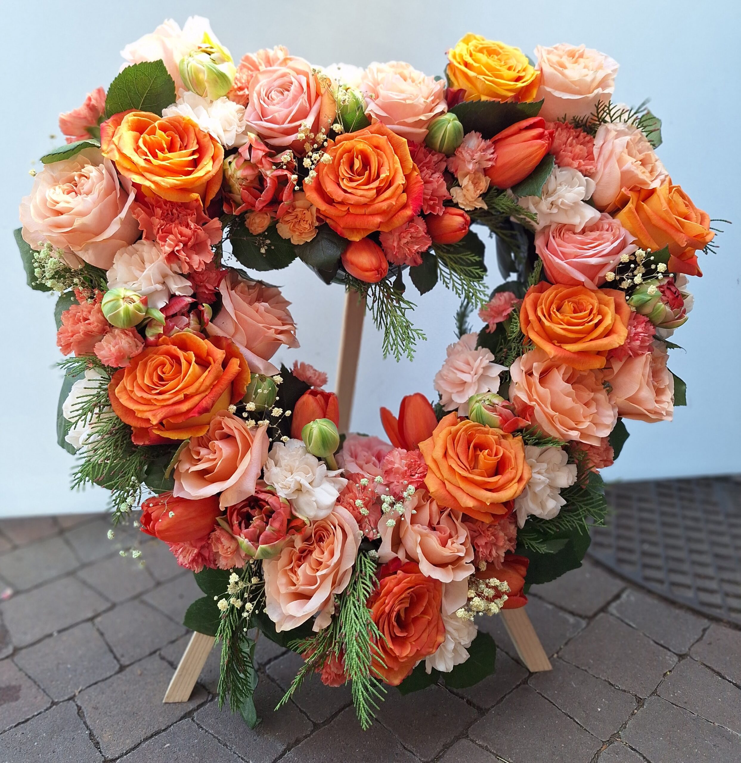 wieniec w kształcie serca z pomarańczowych kwiatów