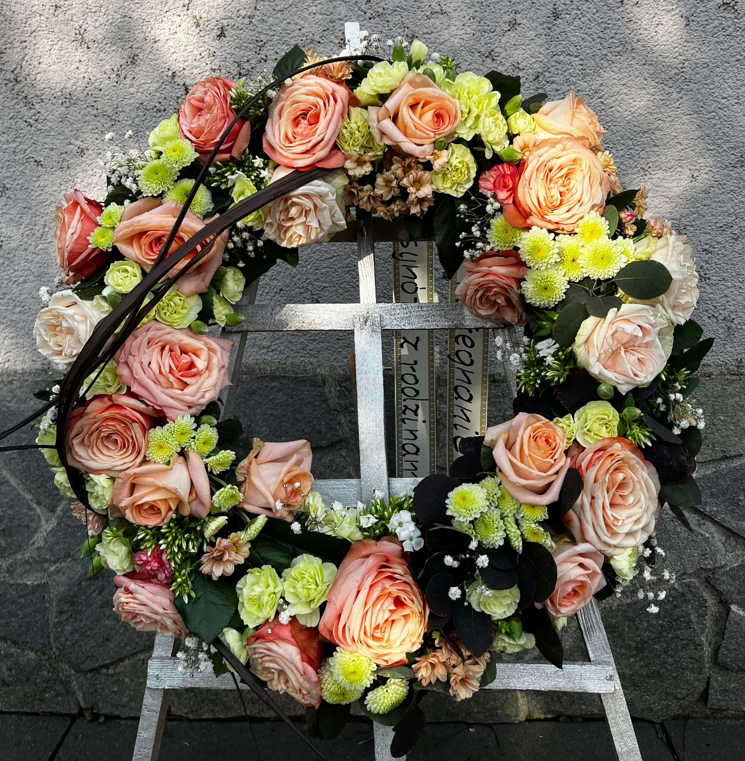 wieniec w brzoskwiniowym kolorze