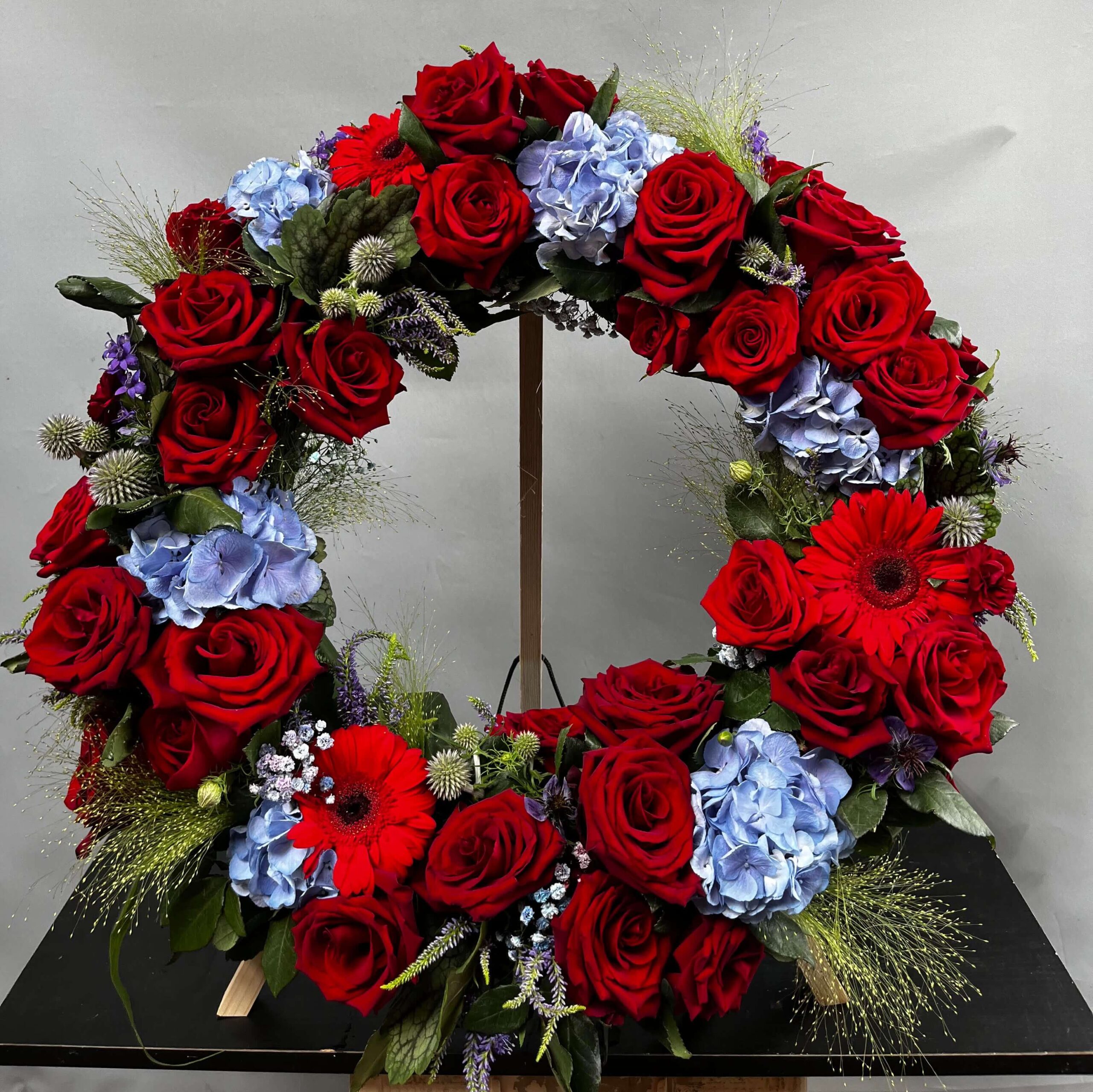 wieniec na pogrzeb czerwone róże niebieska hortensja