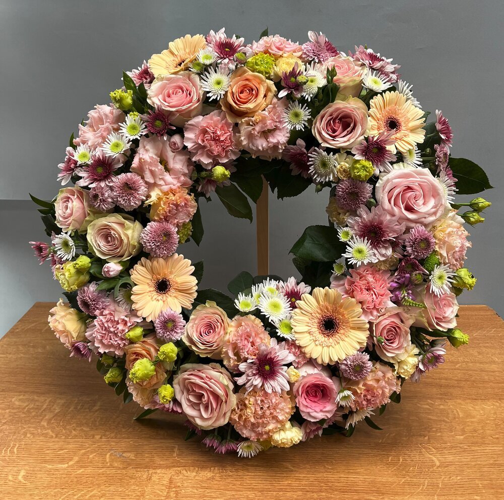 wieniec pogrzebowy w kolorze łososiowym